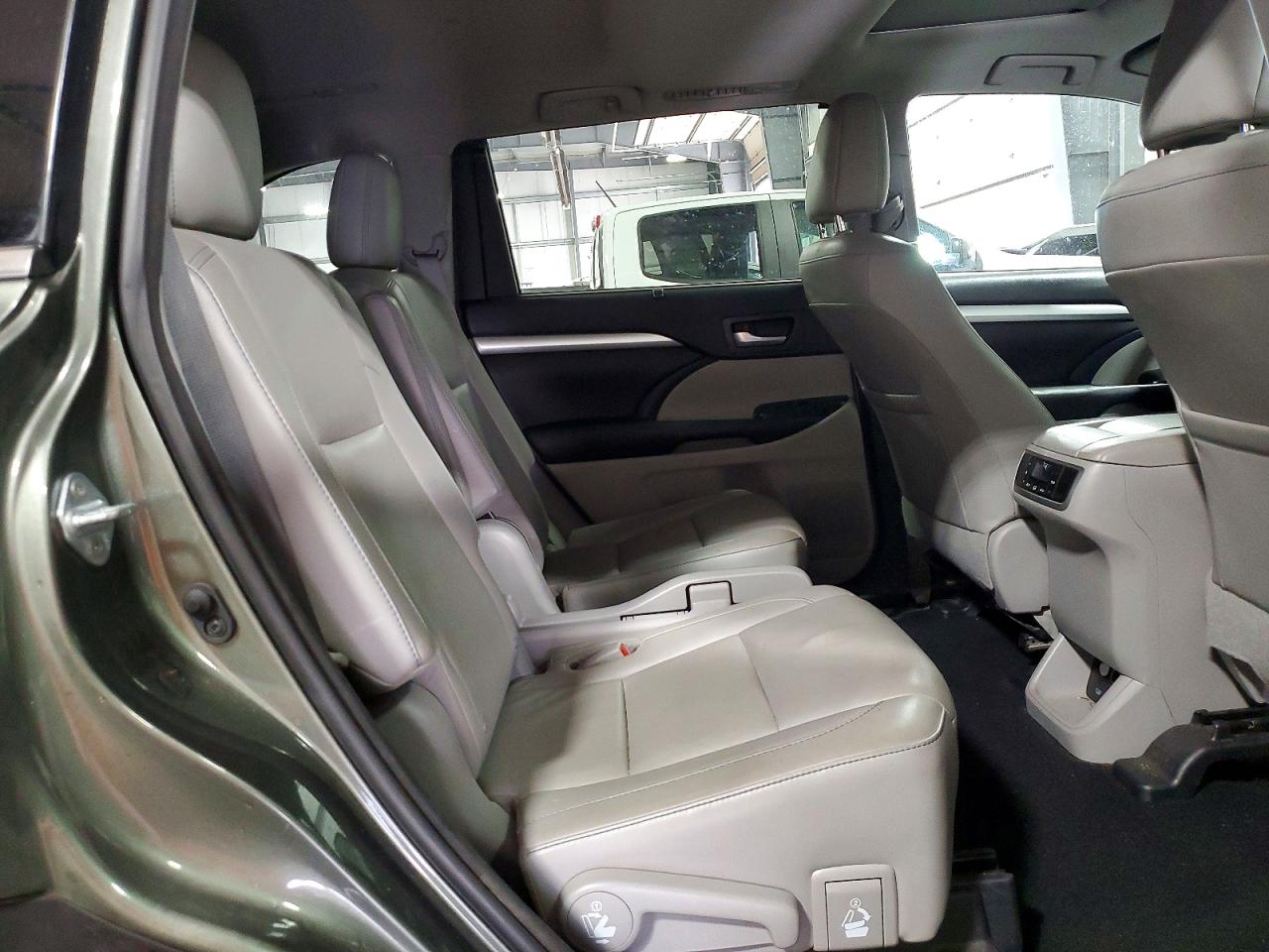 2016 TOYOTA HIGHLANDER XLE photo 21