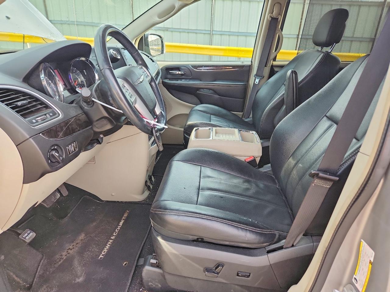 2015 CHRYSLER TOWN & COUNTRY TOURING photo 13
