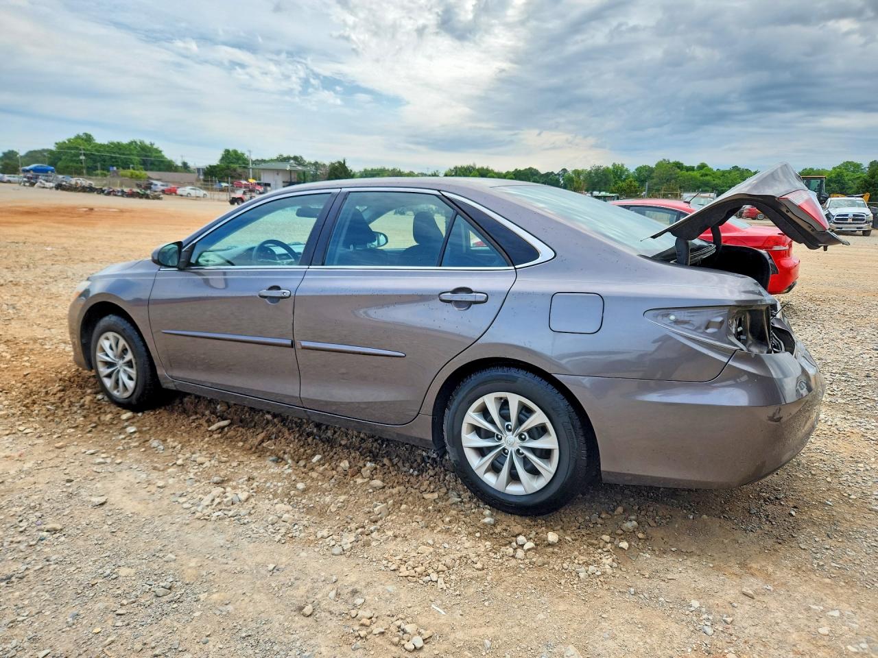 2017 TOYOTA CAMRY LE photo 3