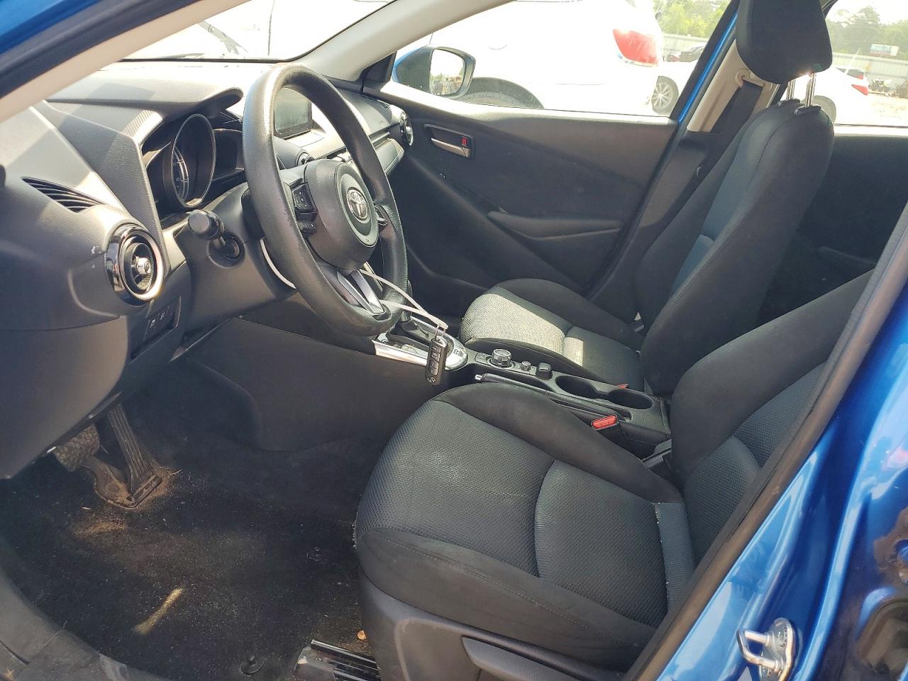 2019 TOYOTA YARIS LE photo 13