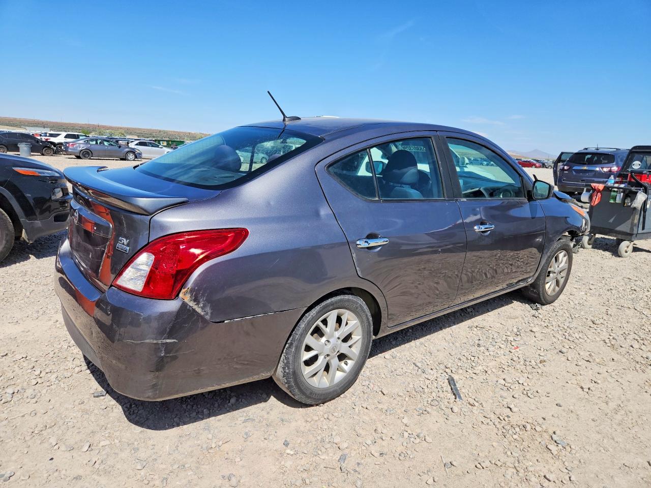 2019 NISSAN VERSA SV photo 5