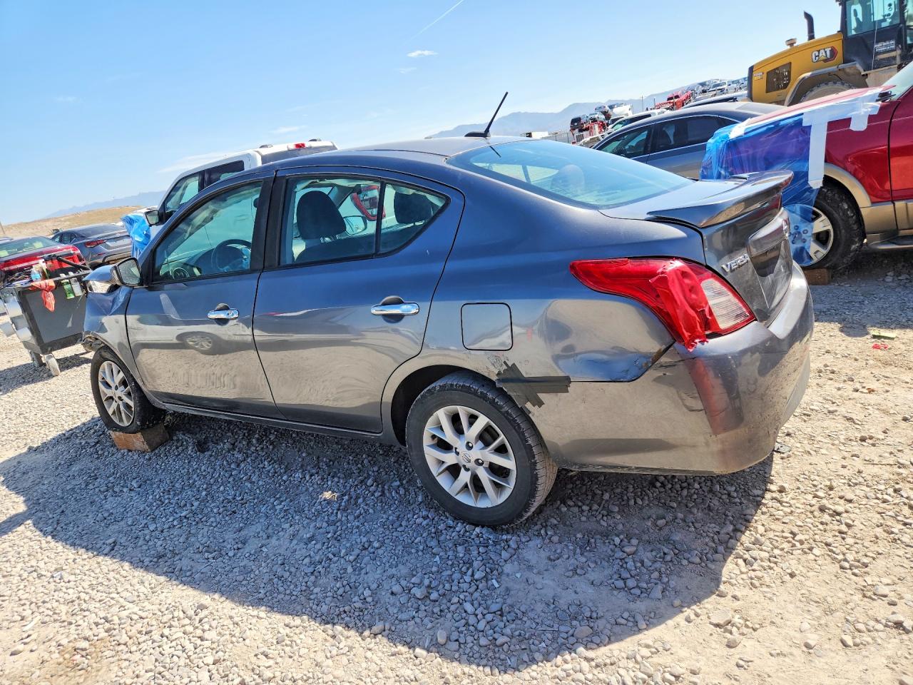 2019 NISSAN VERSA SV photo 3