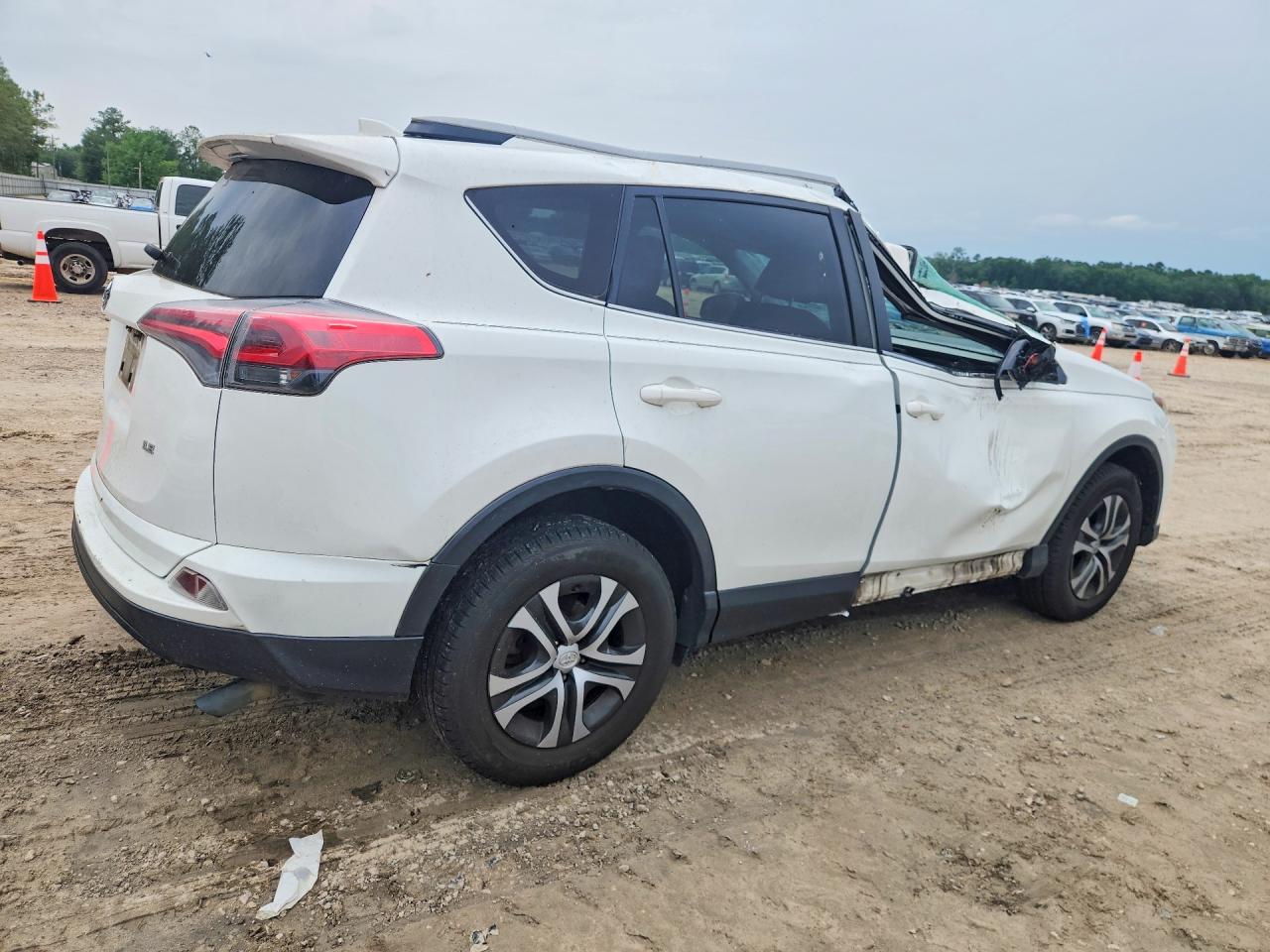 2017 TOYOTA RAV4 LE photo 3