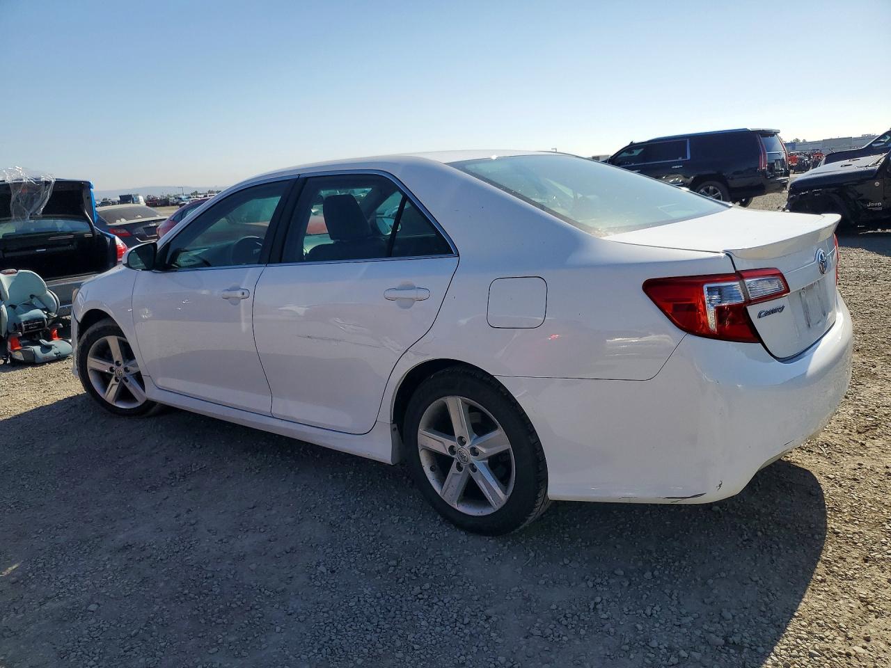 2013 TOYOTA CAMRY SE photo 4