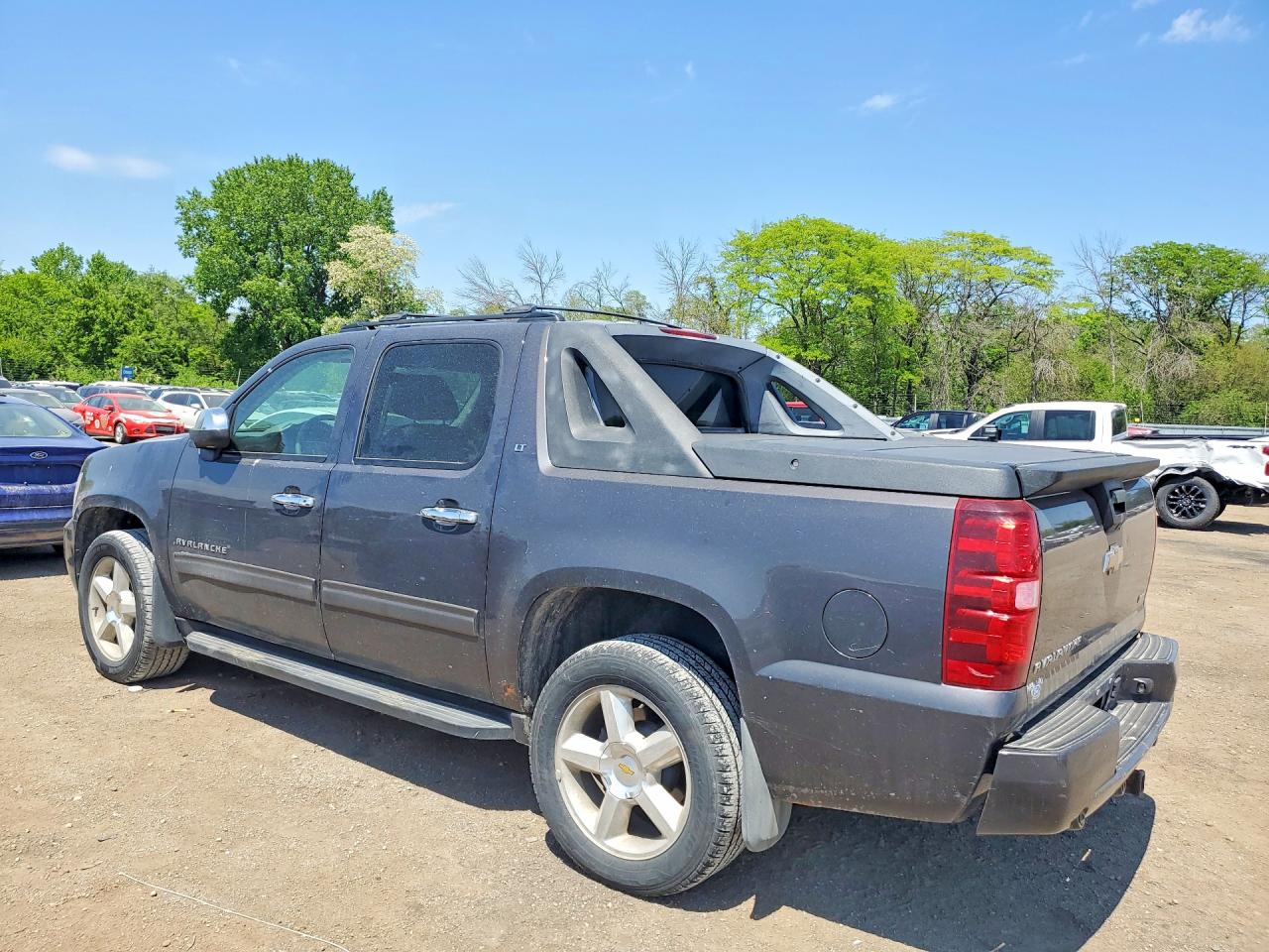 2011 CHEVROLET AVALANCHE LT photo 4