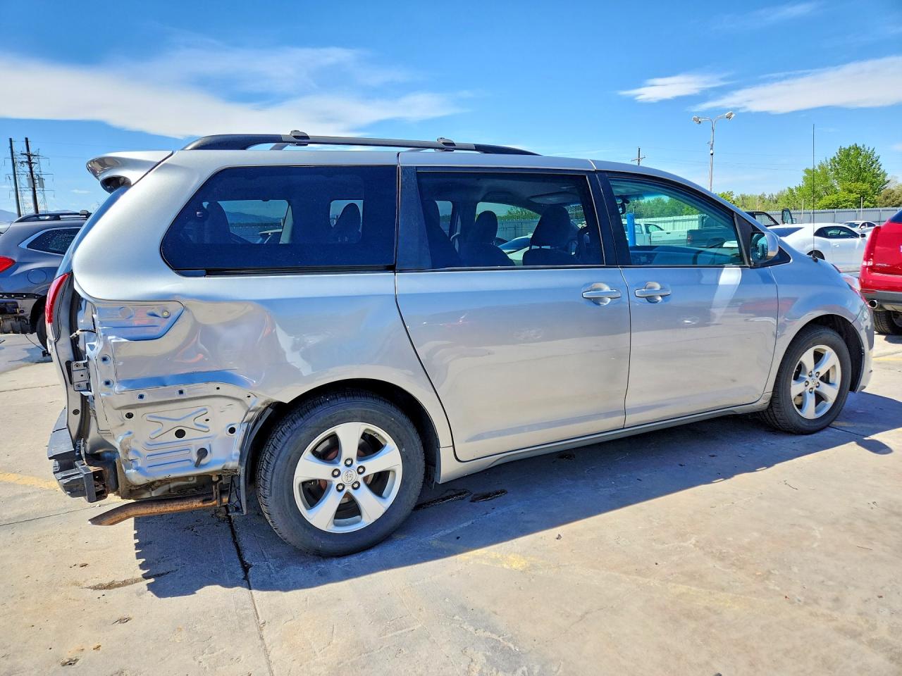 2013 TOYOTA SIENNA LE photo 5