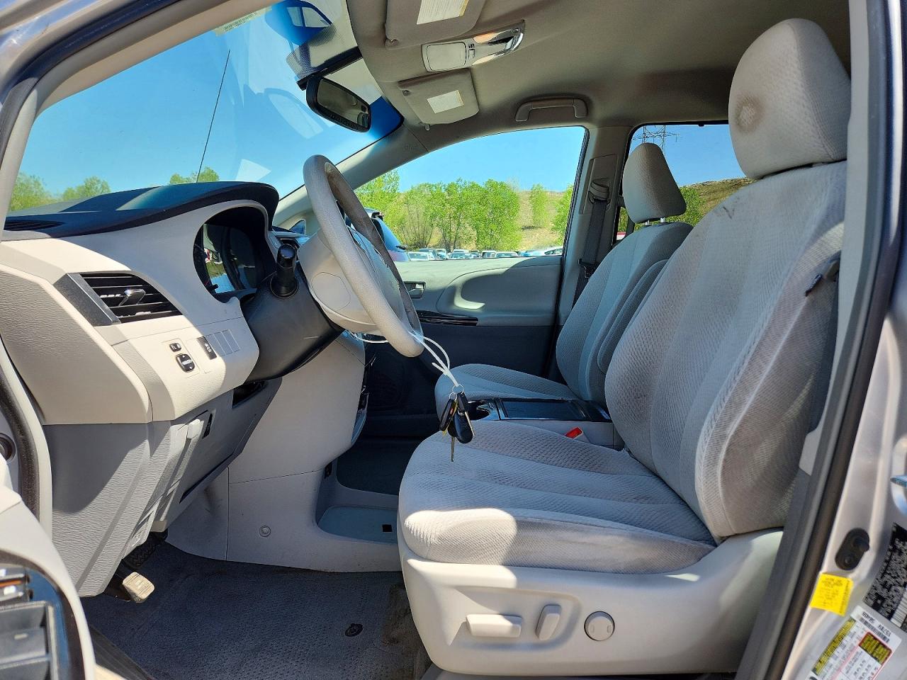 2013 TOYOTA SIENNA LE photo 13