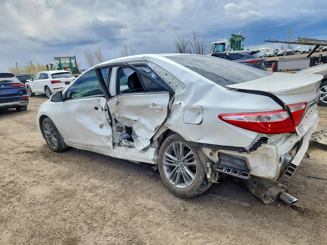 2016 TOYOTA CAMRY LE photo 2