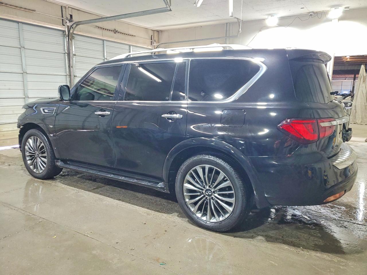 2019 INFINITI QX80 LUXE photo 3