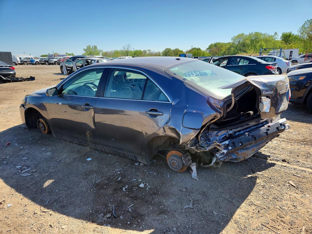2011 TOYOTA CAMRY LE photo 4