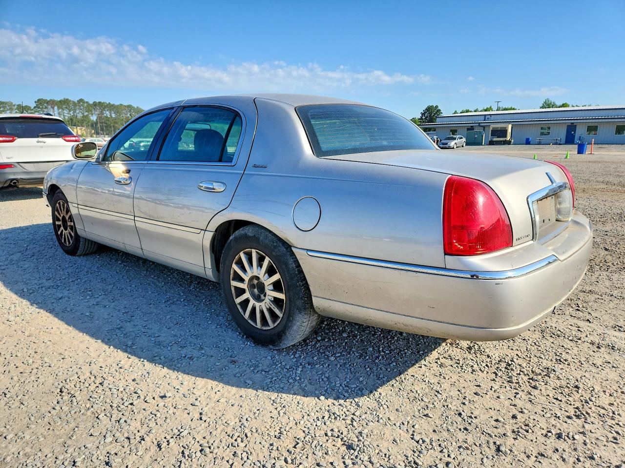 2006 LINCOLN TOWN CAR SIGNATURE photo 2
