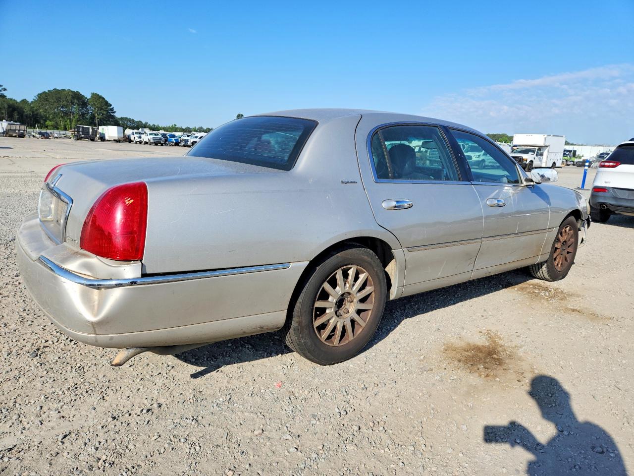 2006 LINCOLN TOWN CAR SIGNATURE photo 3
