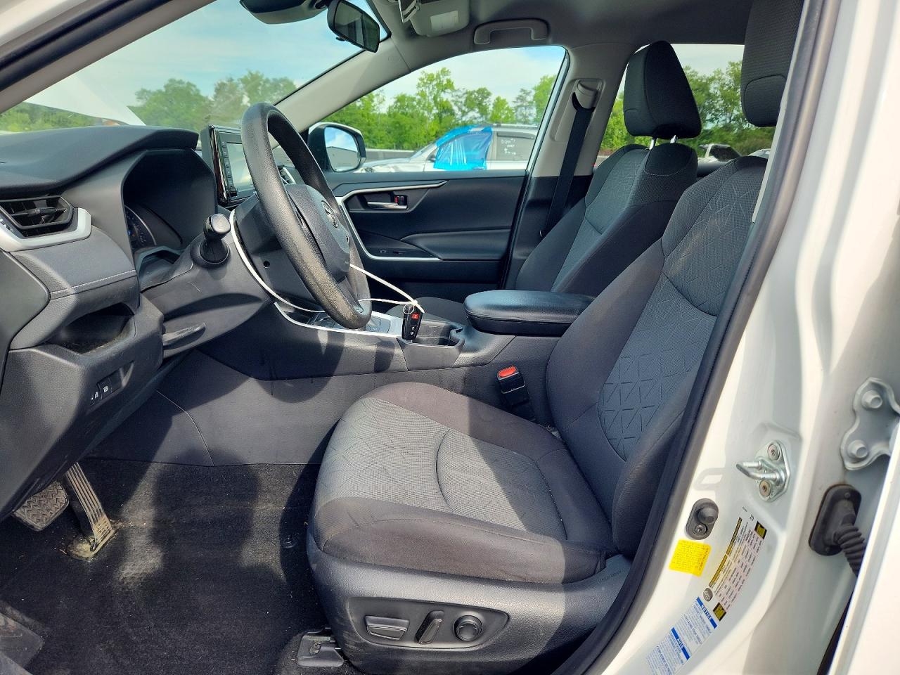 2021 TOYOTA RAV4 XLE photo 13