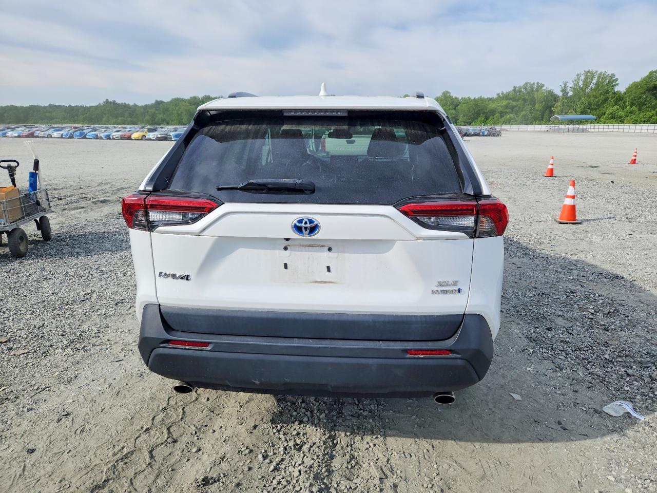 2021 TOYOTA RAV4 XLE photo 11