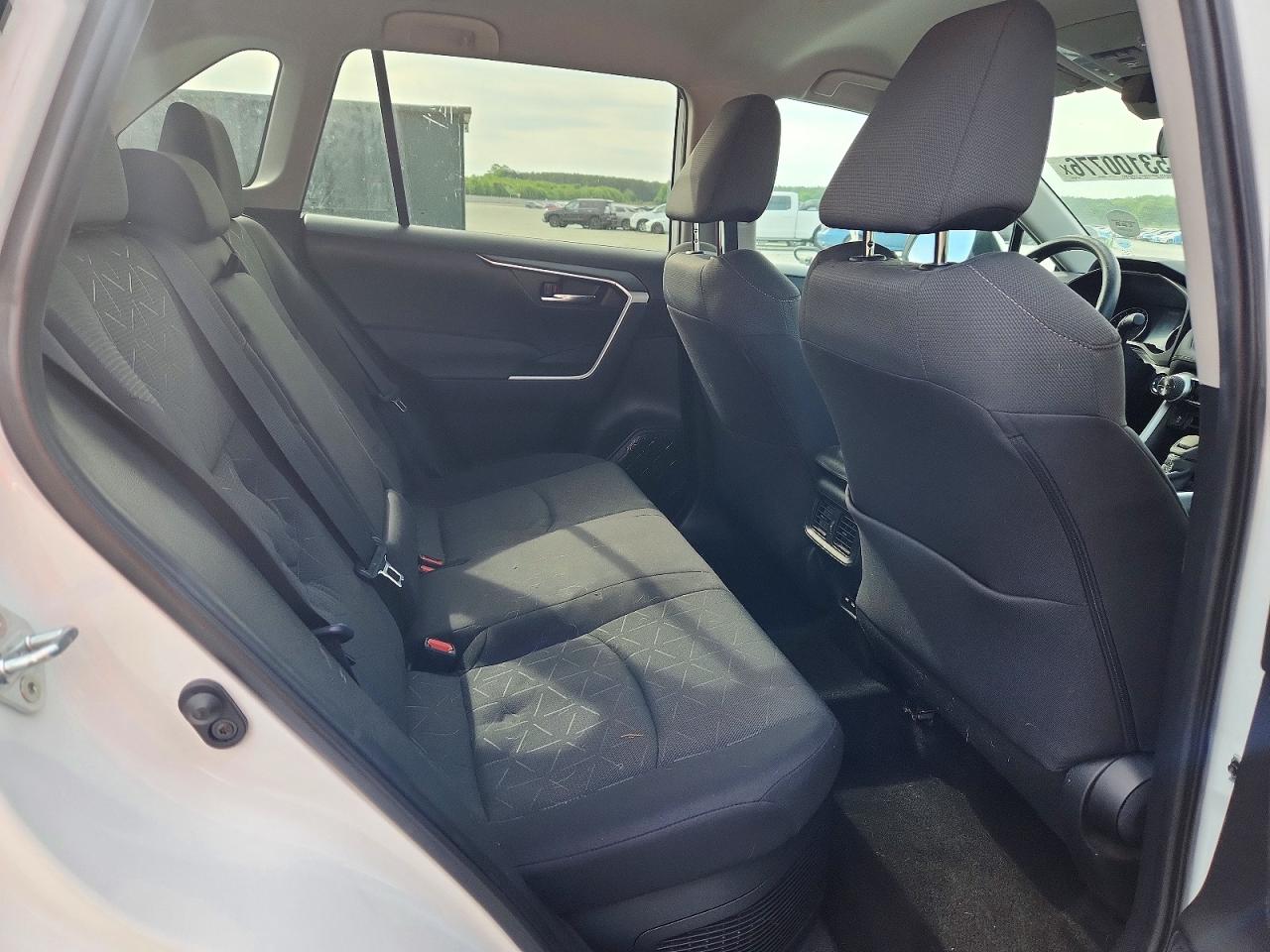 2021 TOYOTA RAV4 XLE photo 19