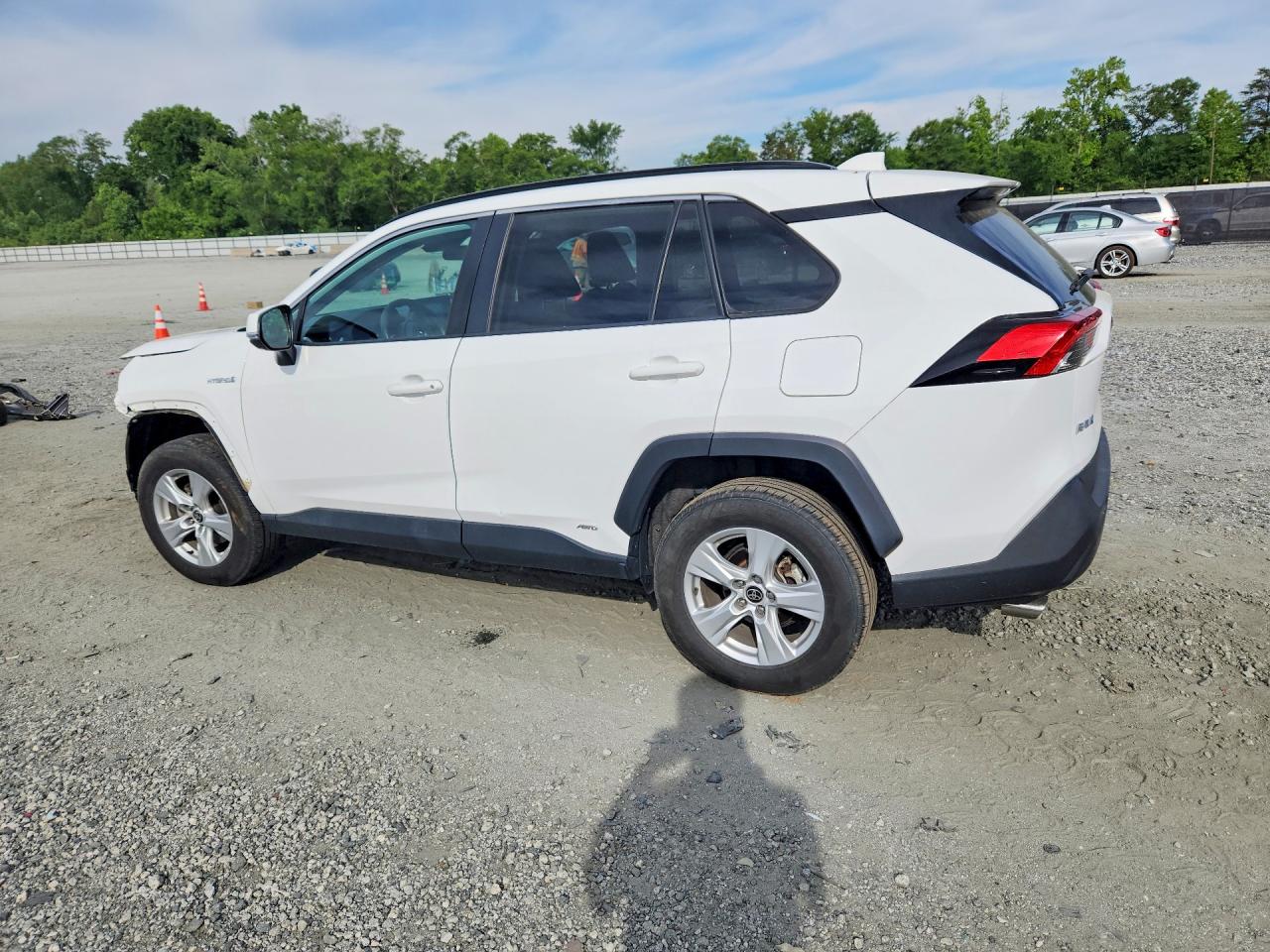 2021 TOYOTA RAV4 XLE photo 3