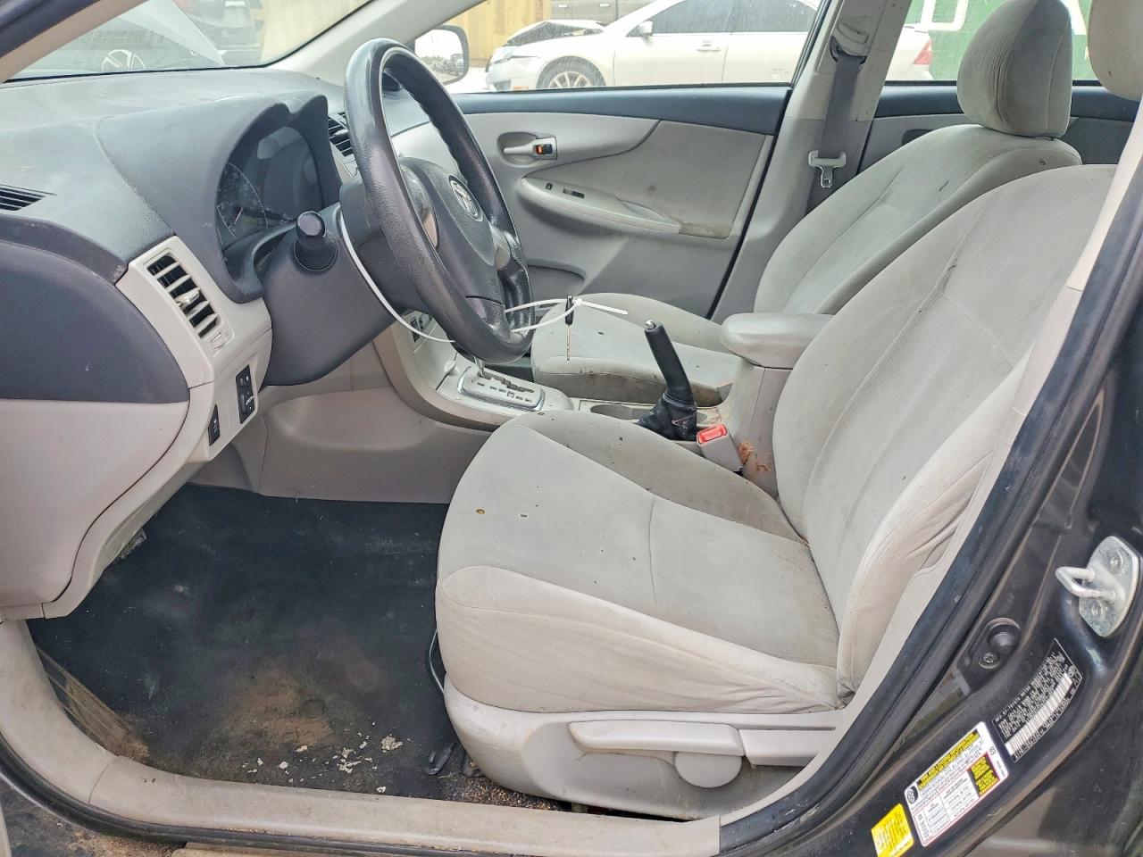 2011 TOYOTA COROLLA LE photo 19