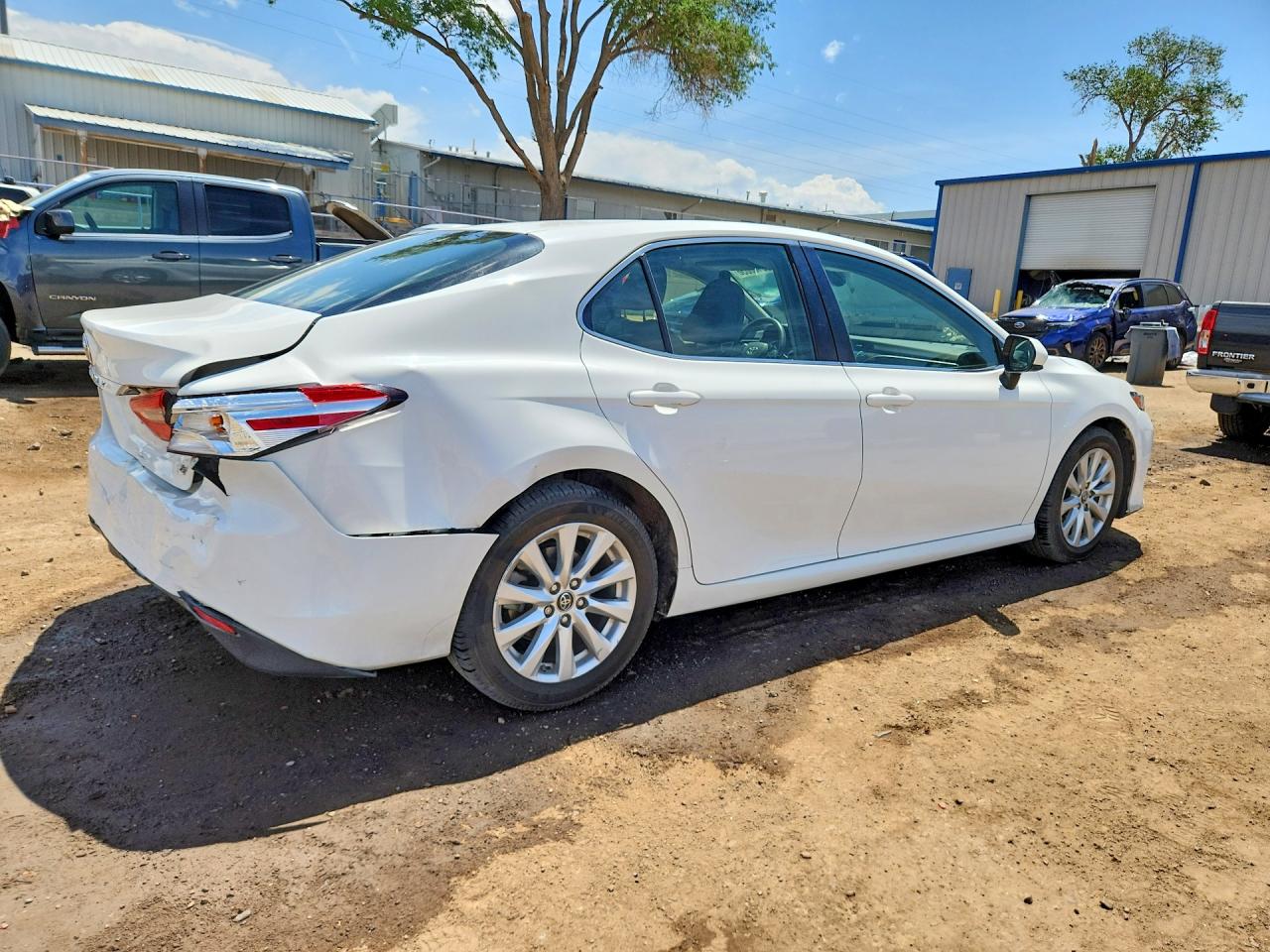 2018 TOYOTA CAMRY LE photo 3