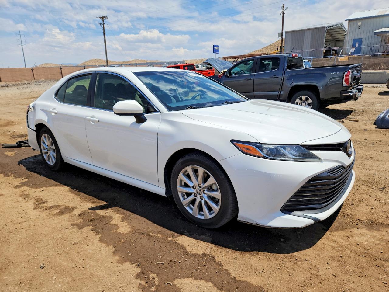 2018 TOYOTA CAMRY LE photo 4