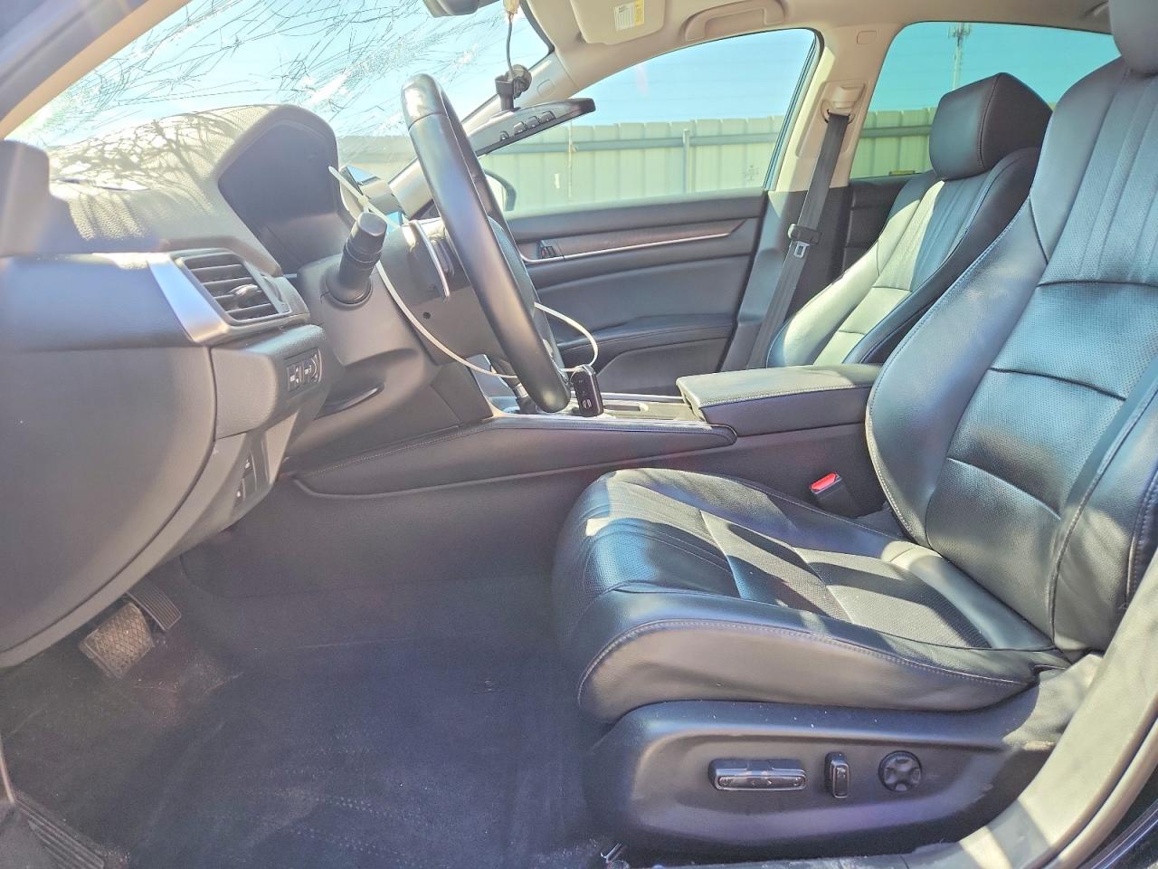 2018 HONDA ACCORD TOURING photo 19