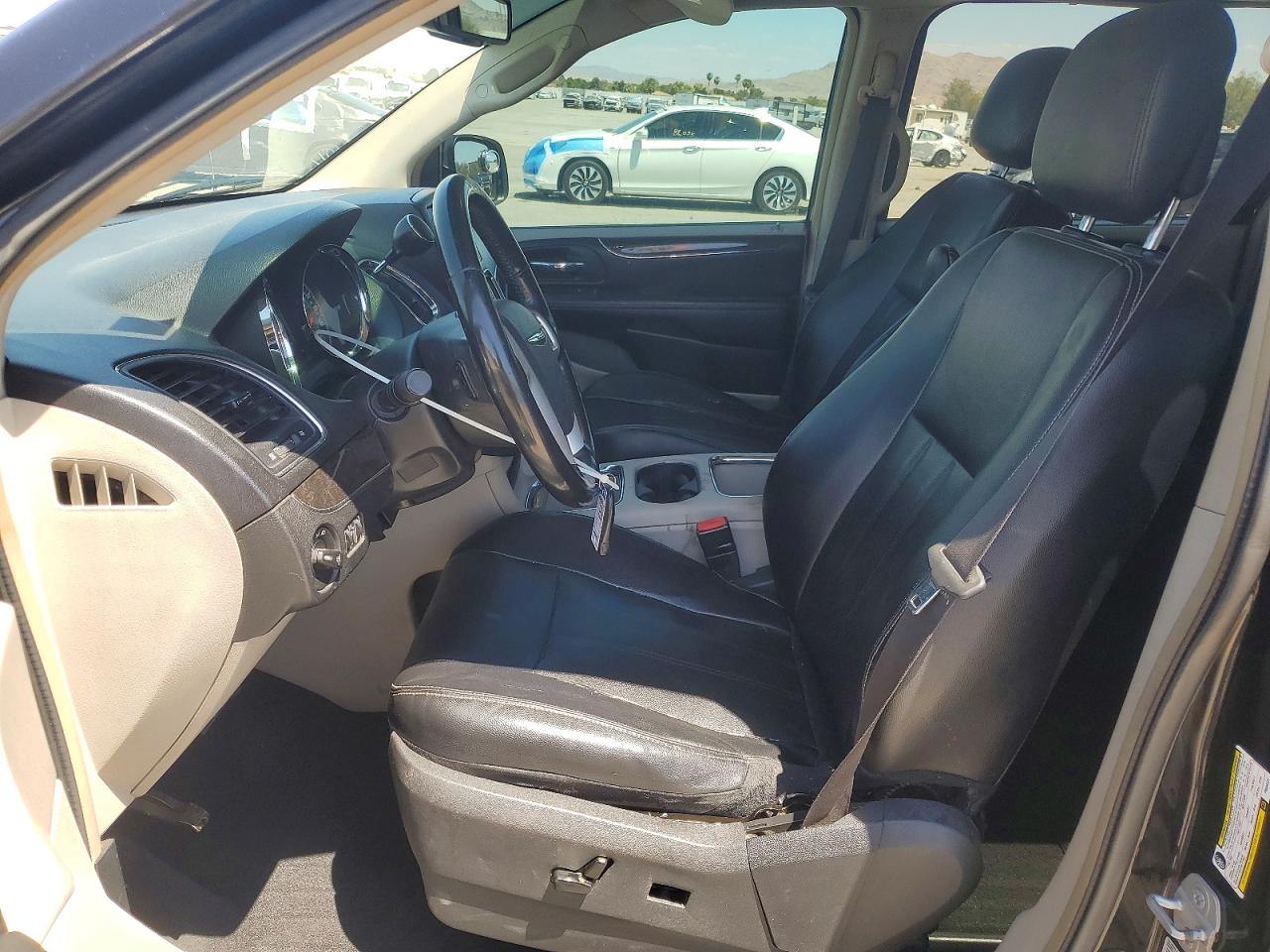 2015 CHRYSLER TOWN & COUNTRY TOURING L photo 13