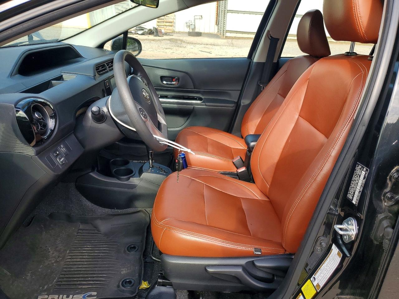 2015 TOYOTA PRIUS C TWO photo 19