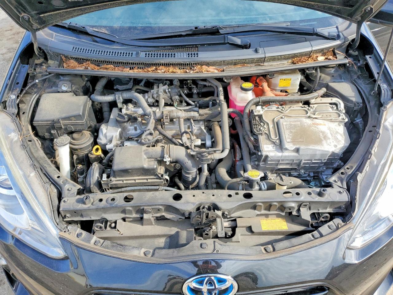 2015 TOYOTA PRIUS C TWO photo 31
