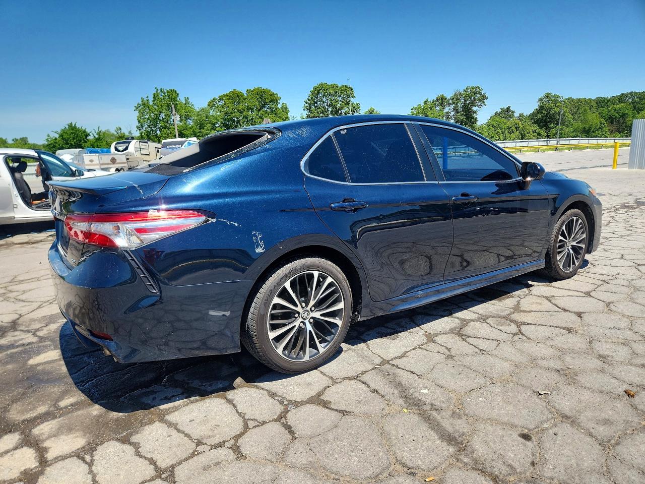2018 TOYOTA CAMRY SE photo 7