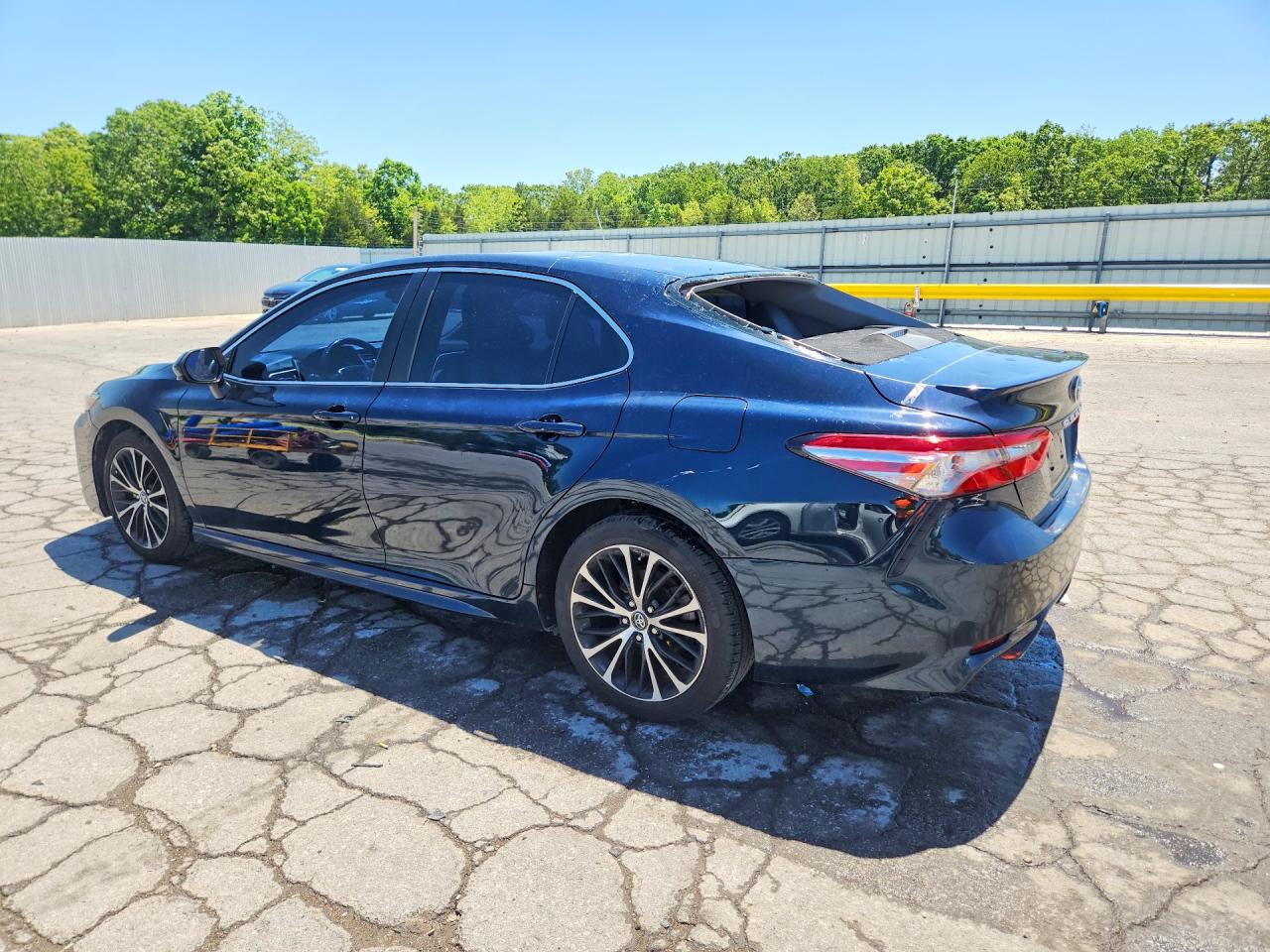 2018 TOYOTA CAMRY SE photo 4