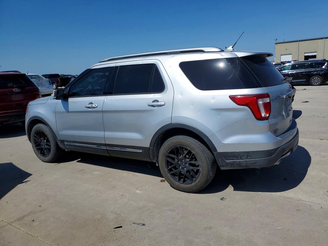2018 FORD EXPLORER XLT photo 3