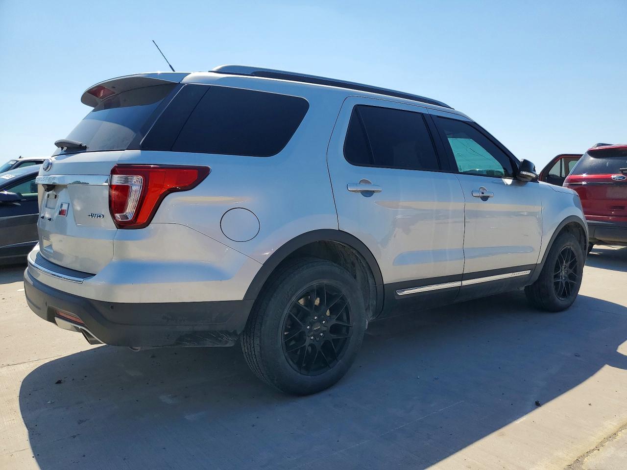 2018 FORD EXPLORER XLT photo 5