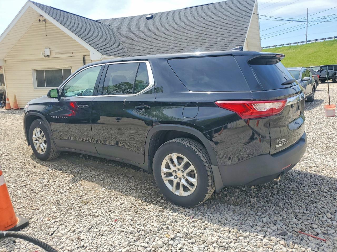 2019 CHEVROLET TRAVERSE LS photo 3