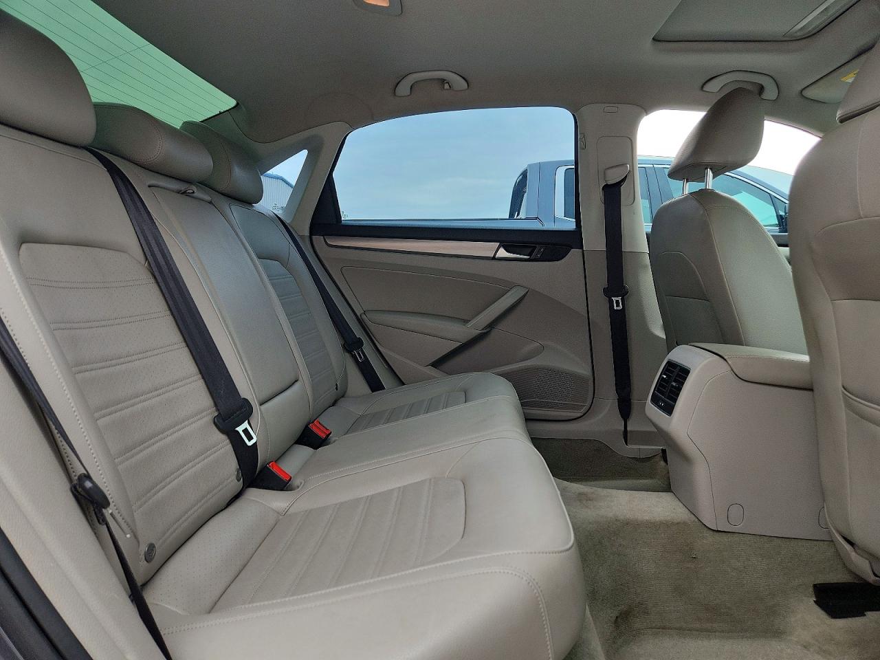 2015 VOLKSWAGEN PASSAT SE photo 19