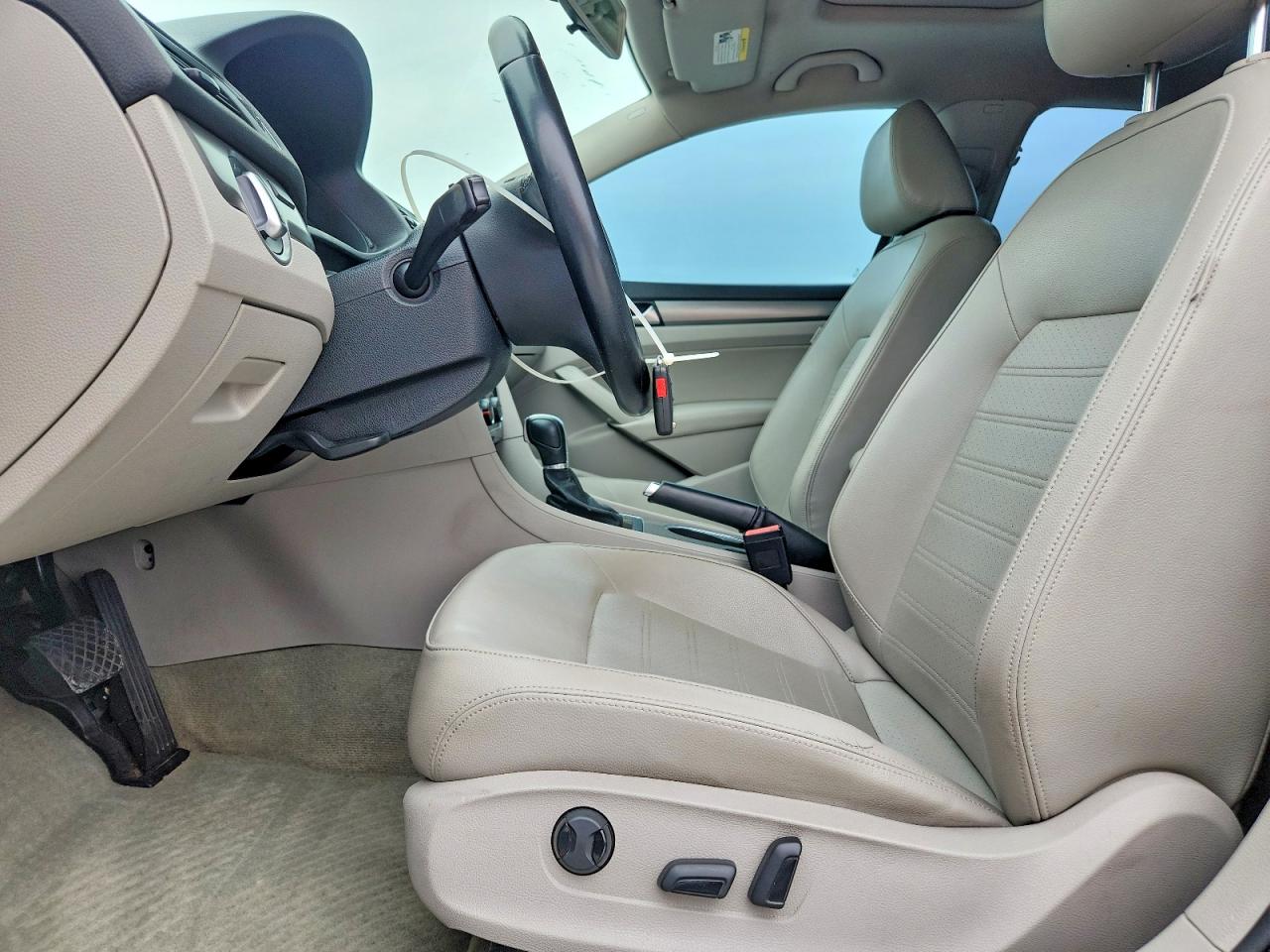 2015 VOLKSWAGEN PASSAT SE photo 13