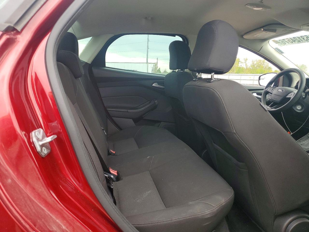 2017 FORD FOCUS SE photo 10