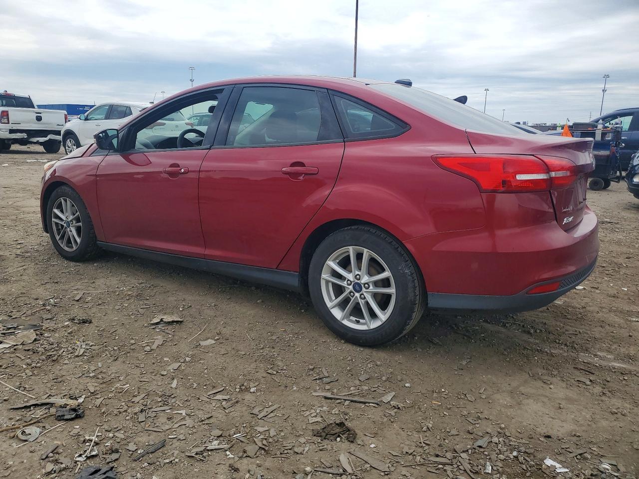 2017 FORD FOCUS SE photo 2