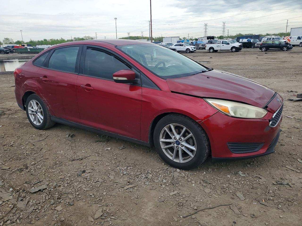 2017 FORD FOCUS SE photo 4