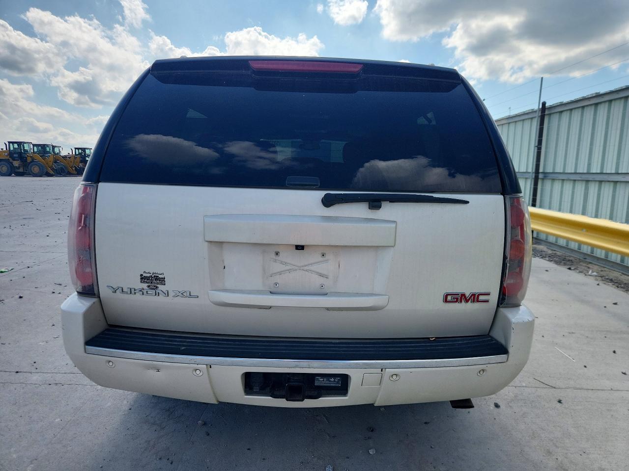 2013 GMC YUKON XL DENALI photo 11