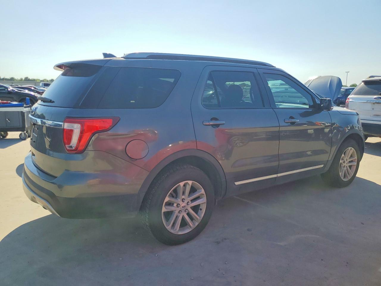 2017 FORD EXPLORER XLT photo 5