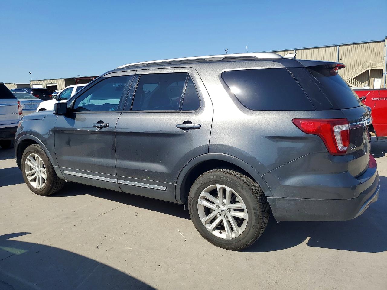 2017 FORD EXPLORER XLT photo 3