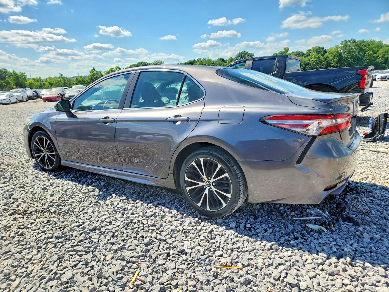 2018 TOYOTA CAMRY SE photo 3