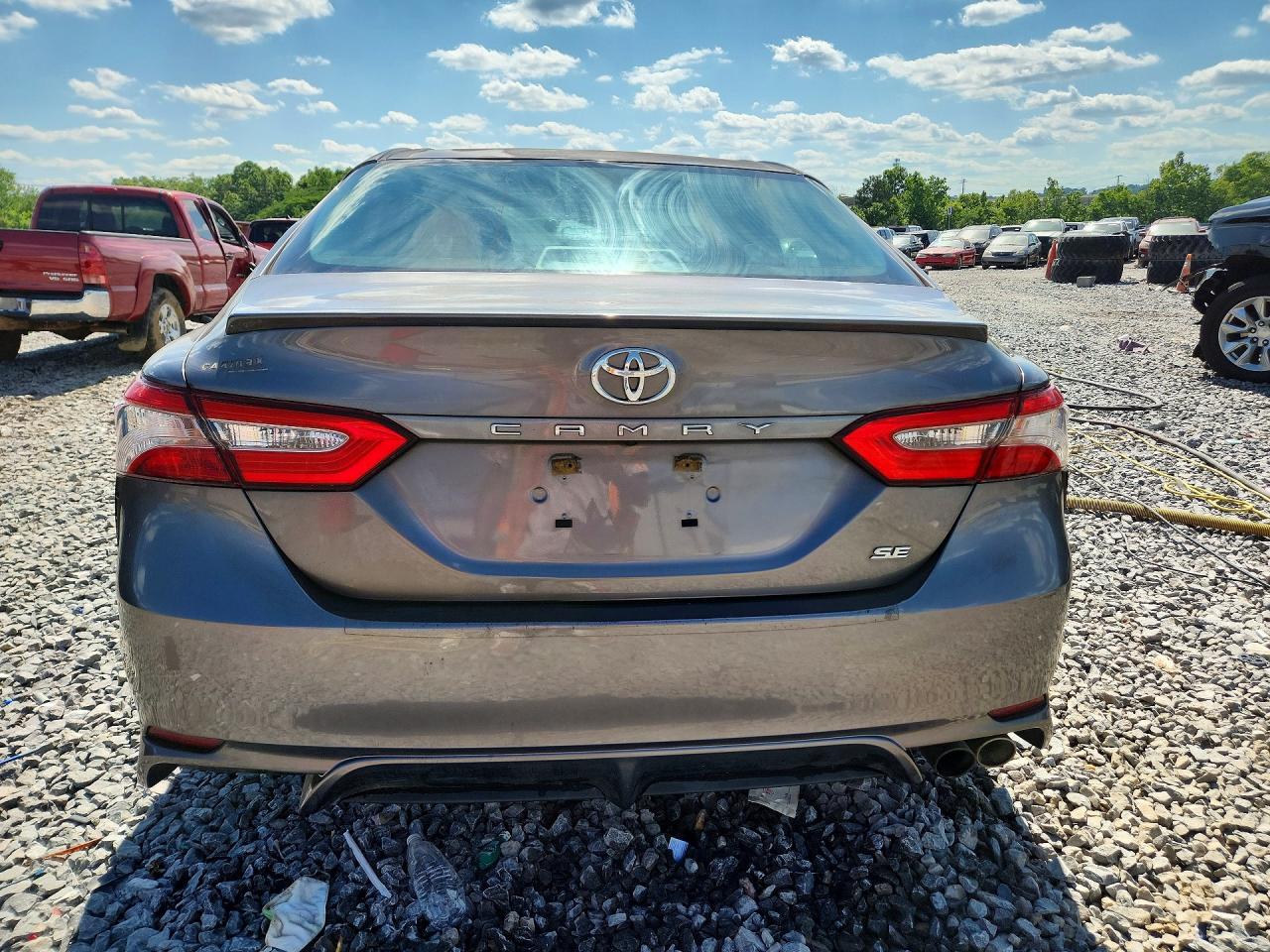 2018 TOYOTA CAMRY SE photo 11