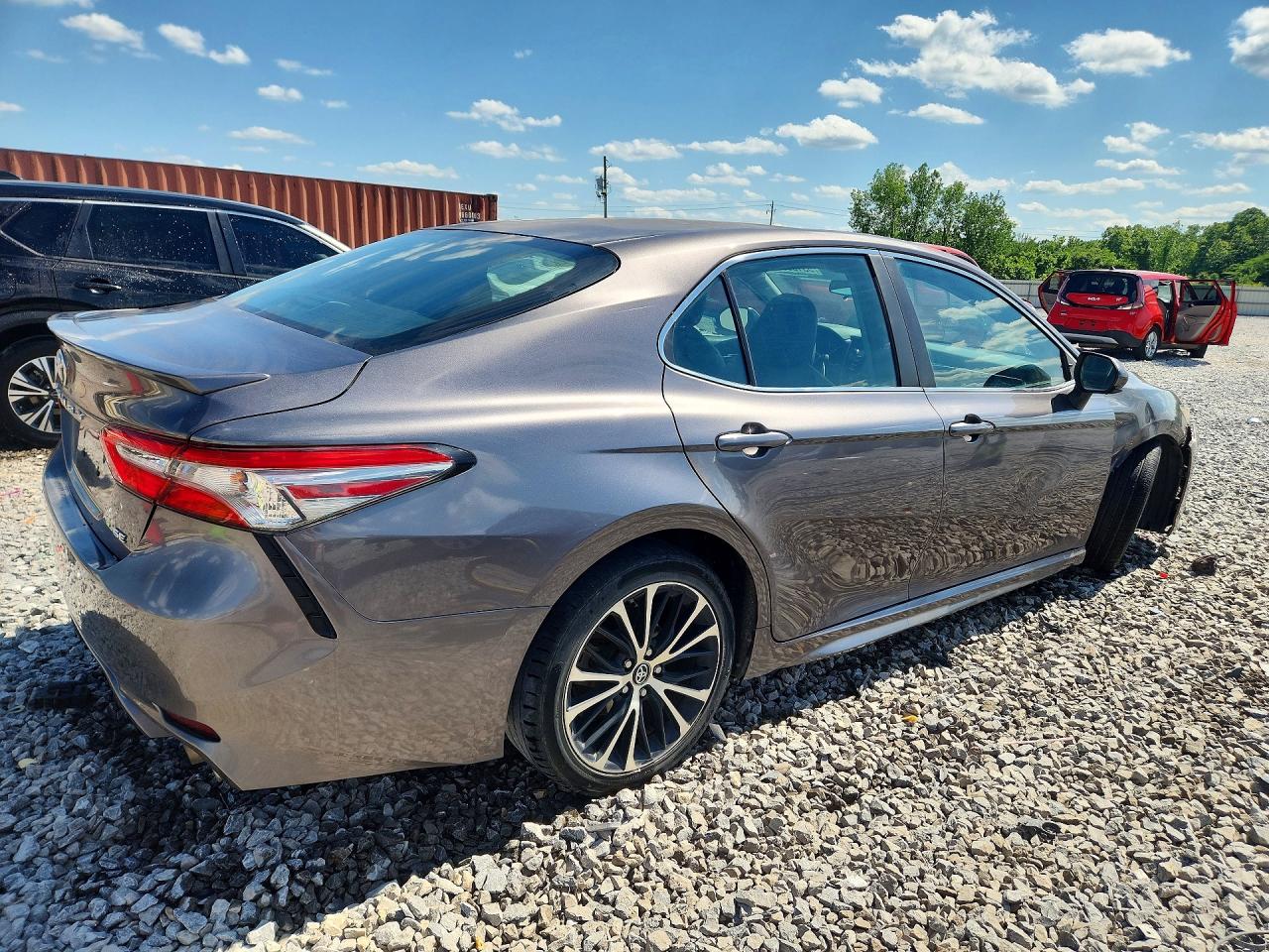2018 TOYOTA CAMRY SE photo 5