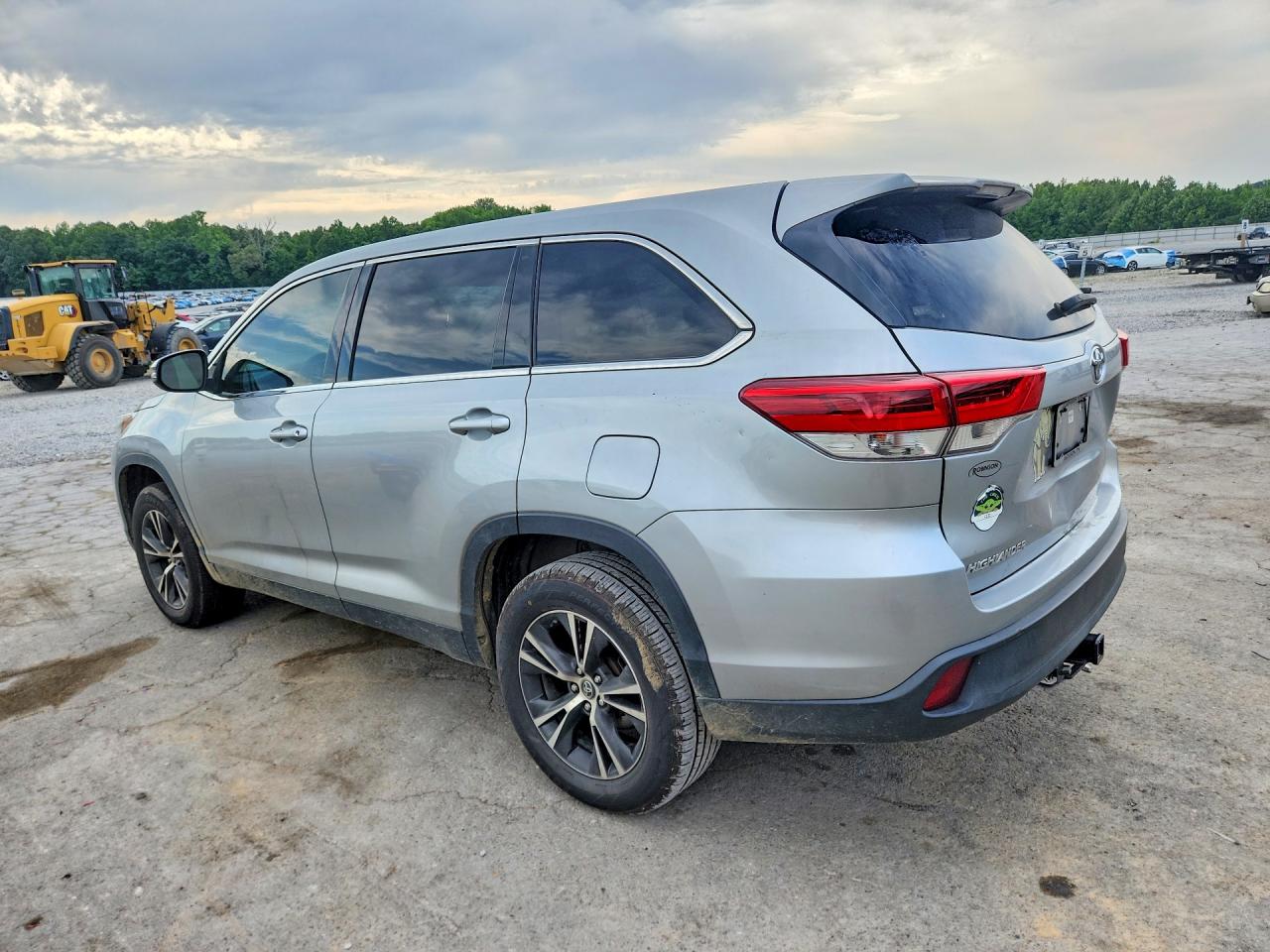 2019 TOYOTA HIGHLANDER LE photo 2