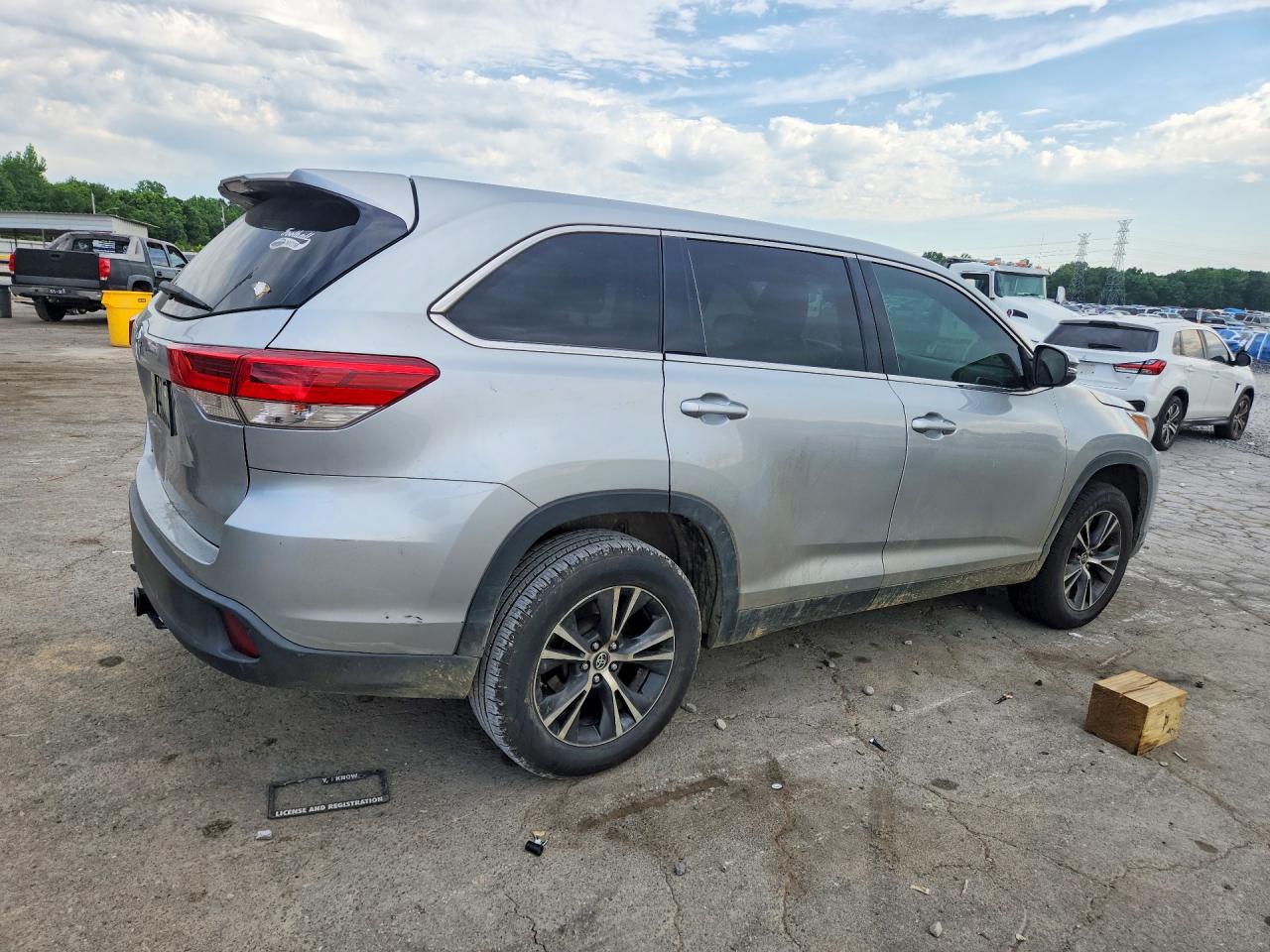 2019 TOYOTA HIGHLANDER LE photo 3