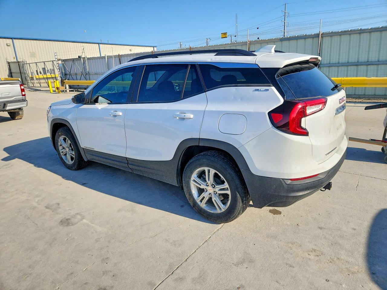 2024 GMC TERRAIN SLE photo 3