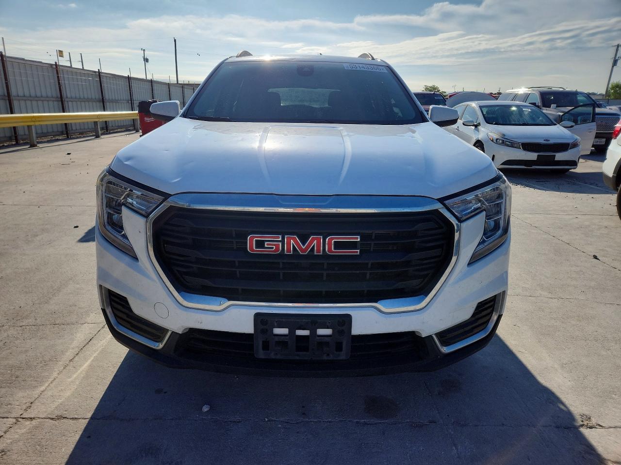 2024 GMC TERRAIN SLE photo 9