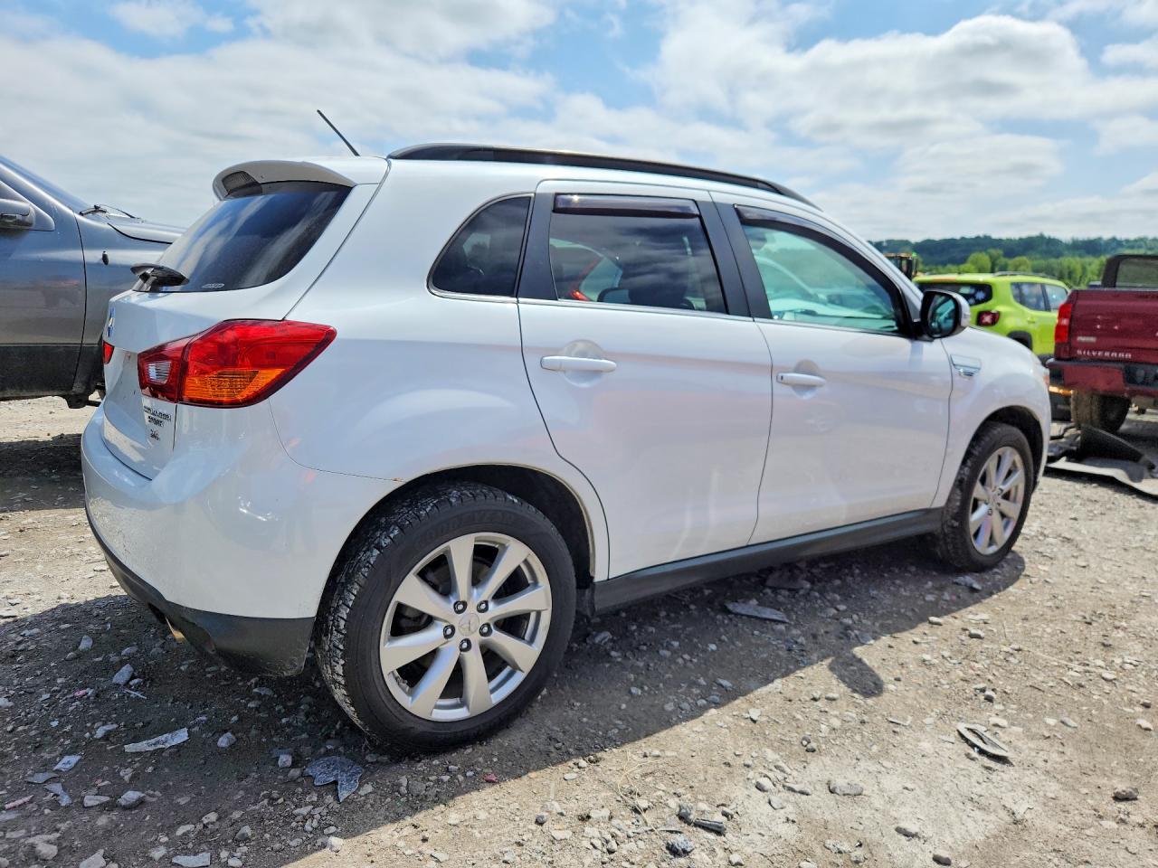 2015 MITSUBISHI OUTLANDER photo 3
