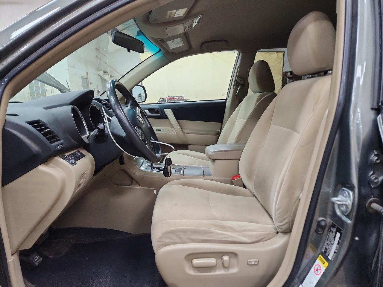 2011 TOYOTA HIGHLANDER BASE photo 19