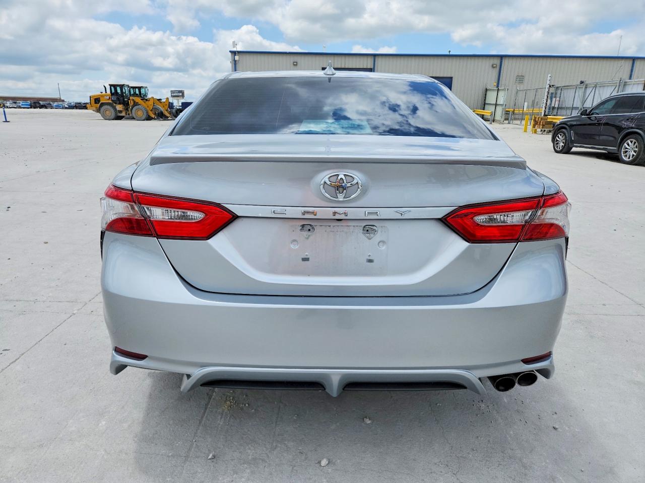 2019 TOYOTA CAMRY SE photo 6